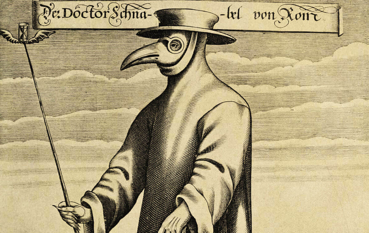 In der Frühen Neuzeit trugen Pest-Doktoren schnabelähnliche Masken, die mit Kräutermischungen zur Filterung der Atemluft befüllt waren.